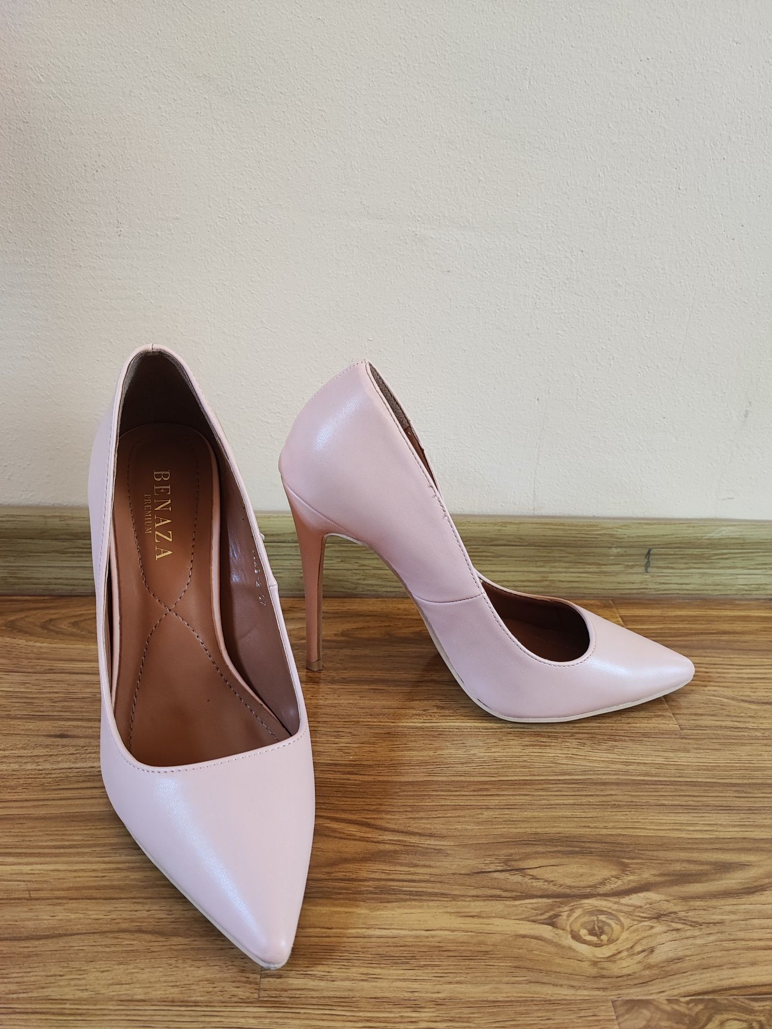 Pantofi stiletto