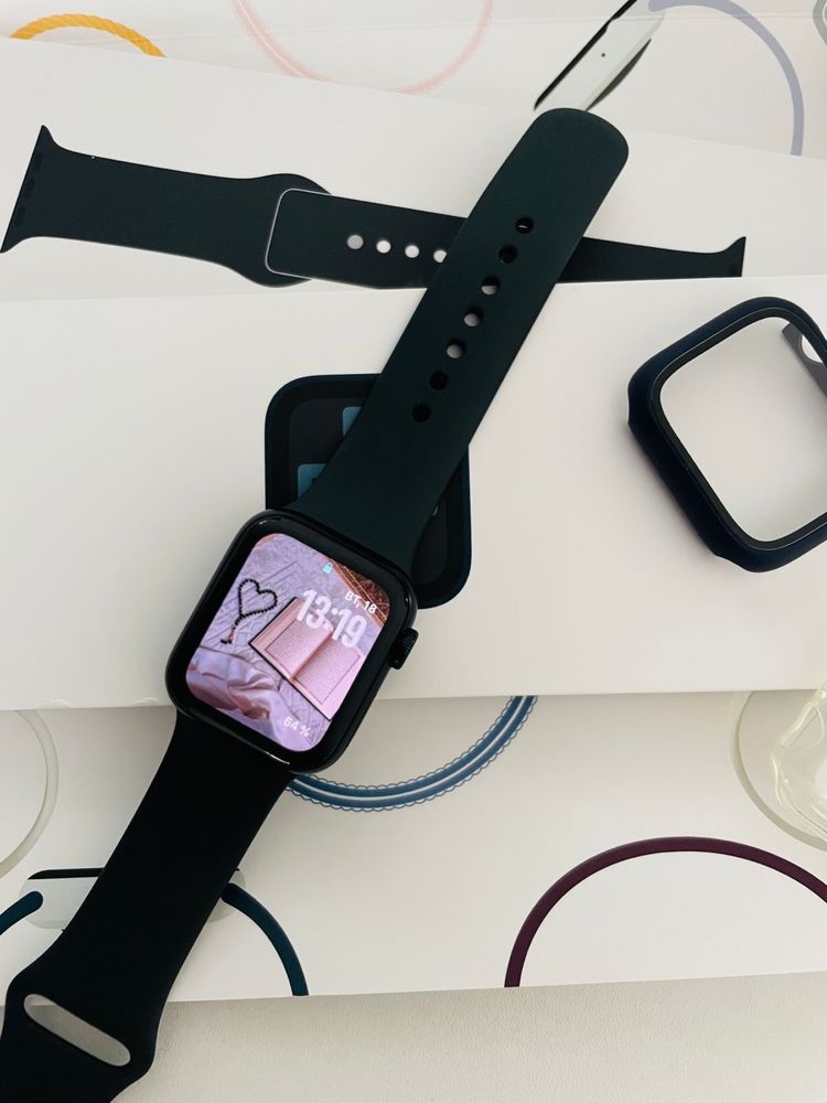 Продам Apple Watch SE