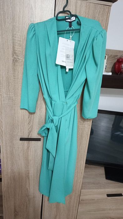 Rochie cu decolteu petrecut si cordon
lungime midi
model petrecut
mâne