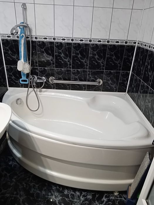 Cadă de colț cu scaun și mască