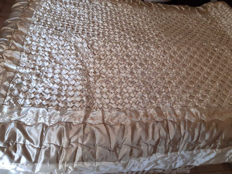 Продавам покривало за легло