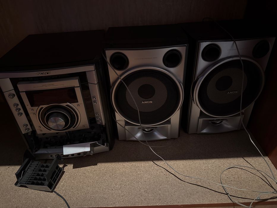 Музыкальный центр сони. Старый. Не включала. Лет 10 лежит в шкафу.