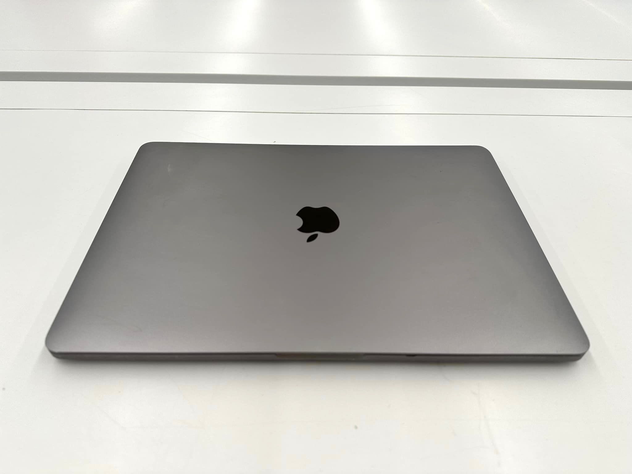 Продавам MacBook Pro 13', 2020, 1 TB, 4 Thund., 3 ports,  Space Grey