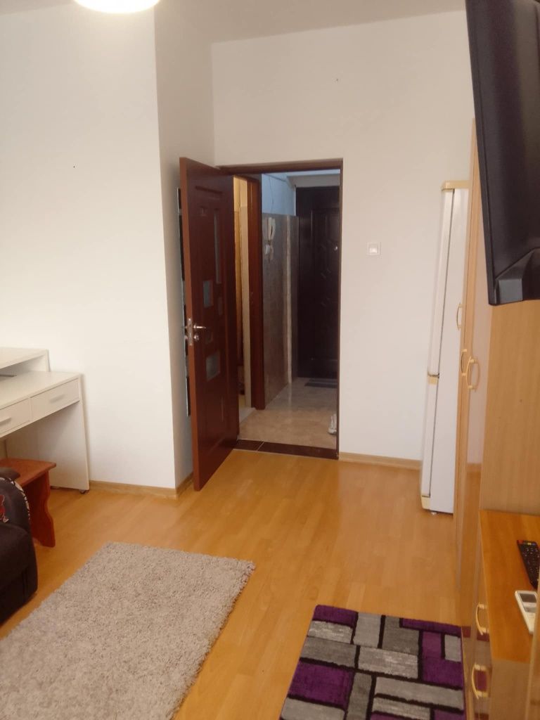 Închiriez garsonieră