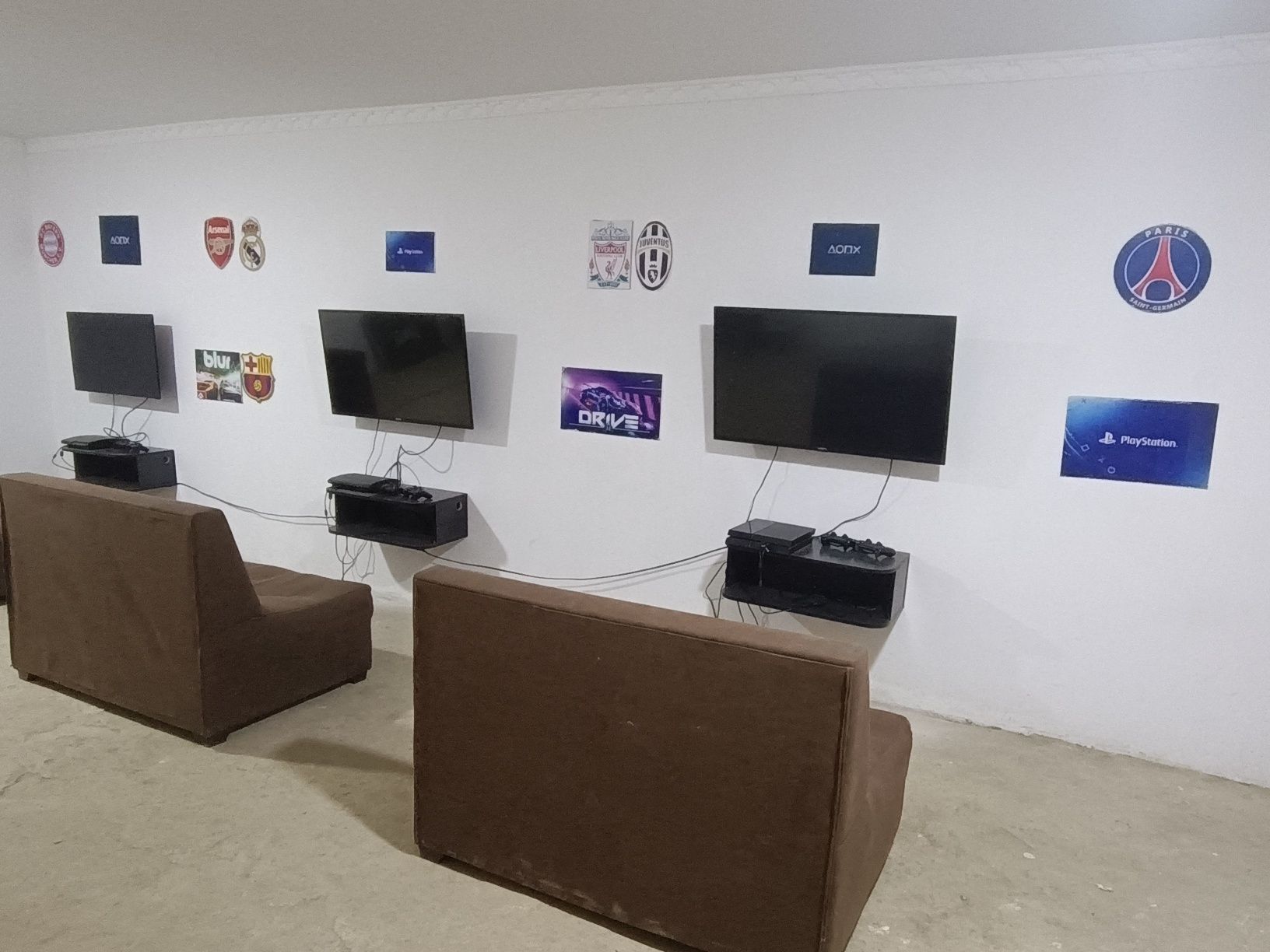 Playstation xona jihozlari bilan sotiladi arzon narxga tezda