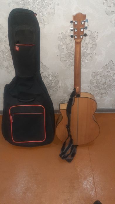 Gitara sotiladi Chehol kabeli bonus  qilib beraman
