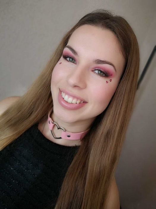 Гримьор предлага професионален грим по домовете