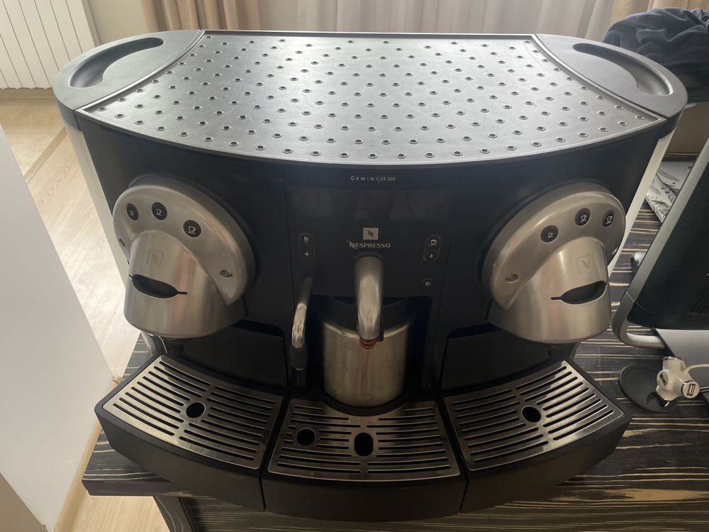 Кофемашина Nespresso Gemini CS 220