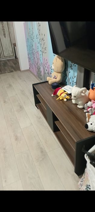 Тумба деревянная под телевизор с кронштейном