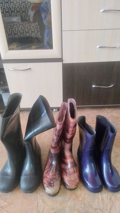 Резиновые сапоги продам 3 пары