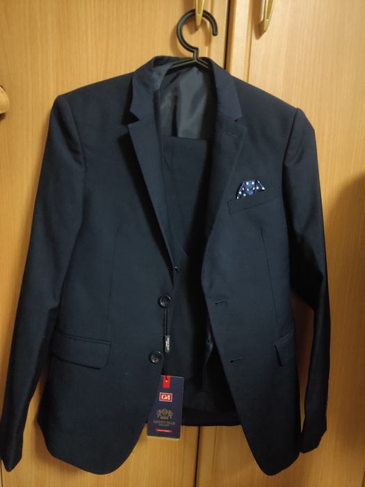 Продам школьный костюм