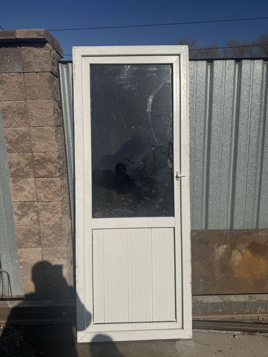Пластиковая дверь