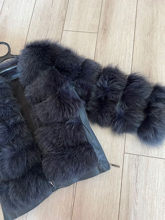 Дамско палто от естествена кожа и естествен косъм.