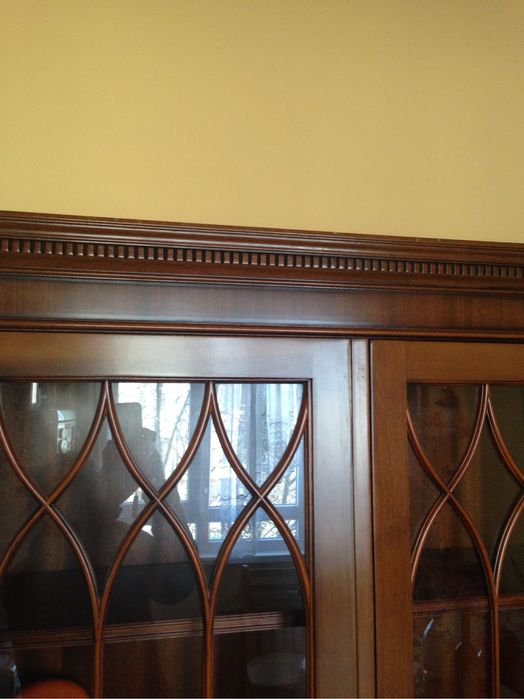 Античен бюфет с витрини