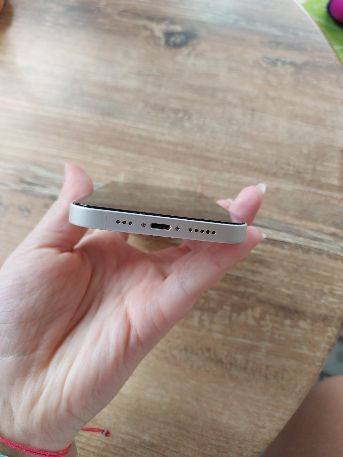 iPhone 13 с подарък 15 калъфки