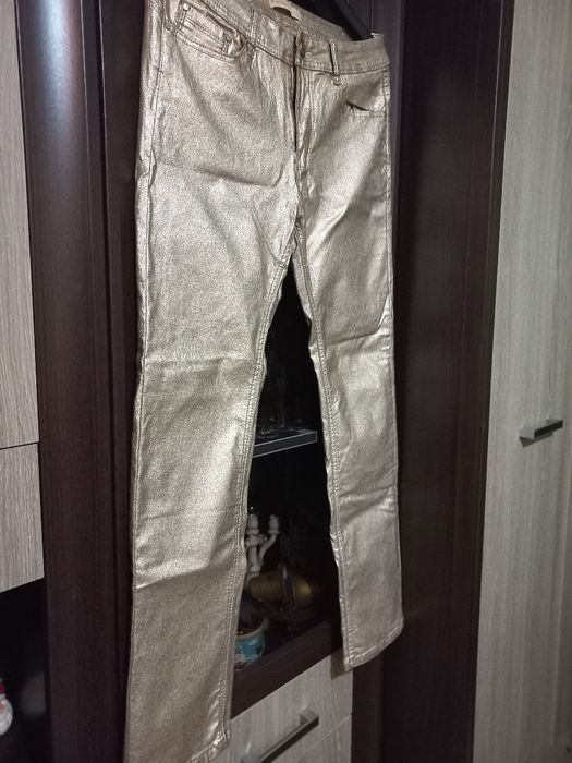 Blugi aurii, maieu cu paiete și salopeta .