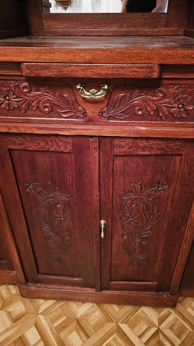 Продам старинный буфет начала 20в. в хорошем состоянии. Самовывоз.