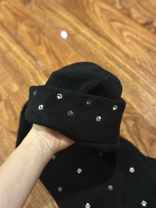 Разпродажба на шалове и шапки