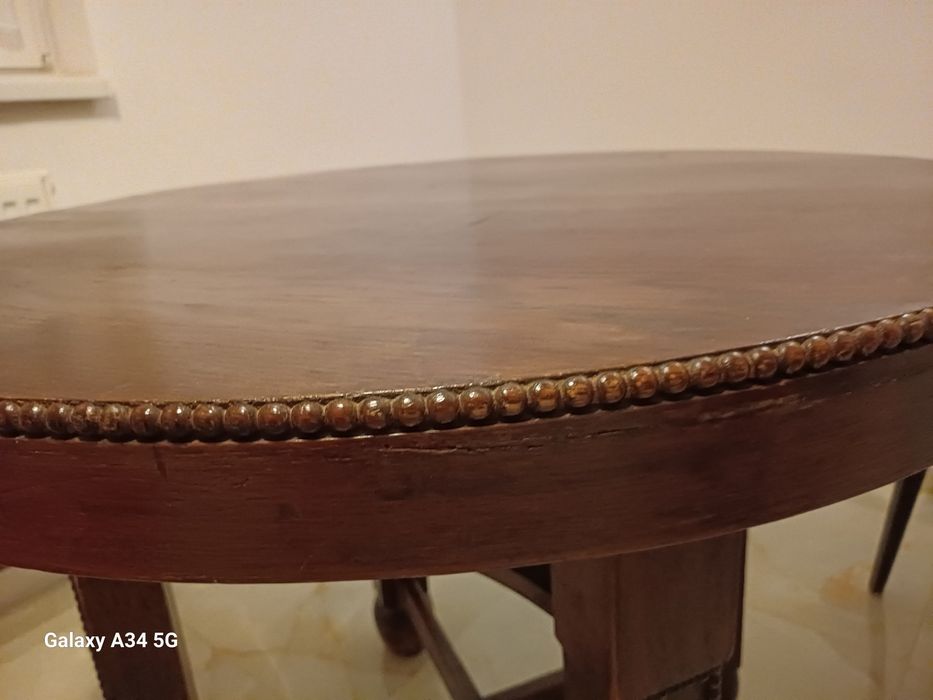 Masă rotundă din lemn masiv de nuc