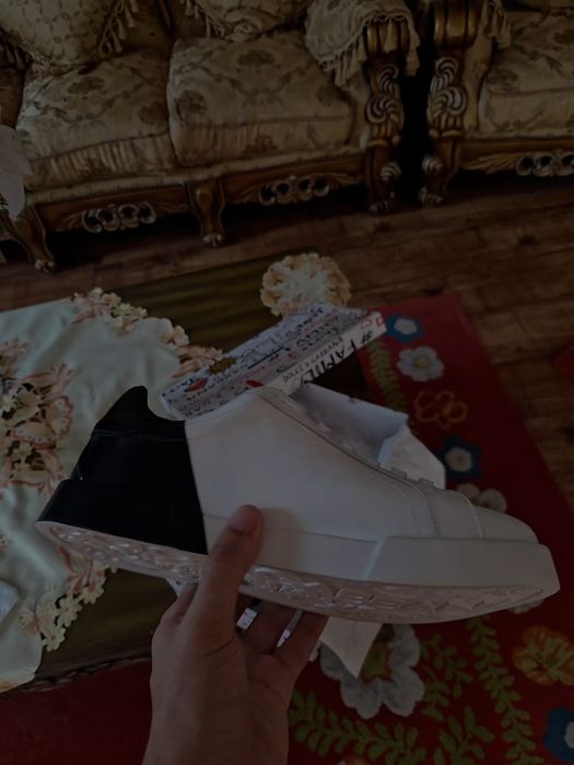 Dolce & Gabbana Adidași albi cu accente negre Stil și Eleganță