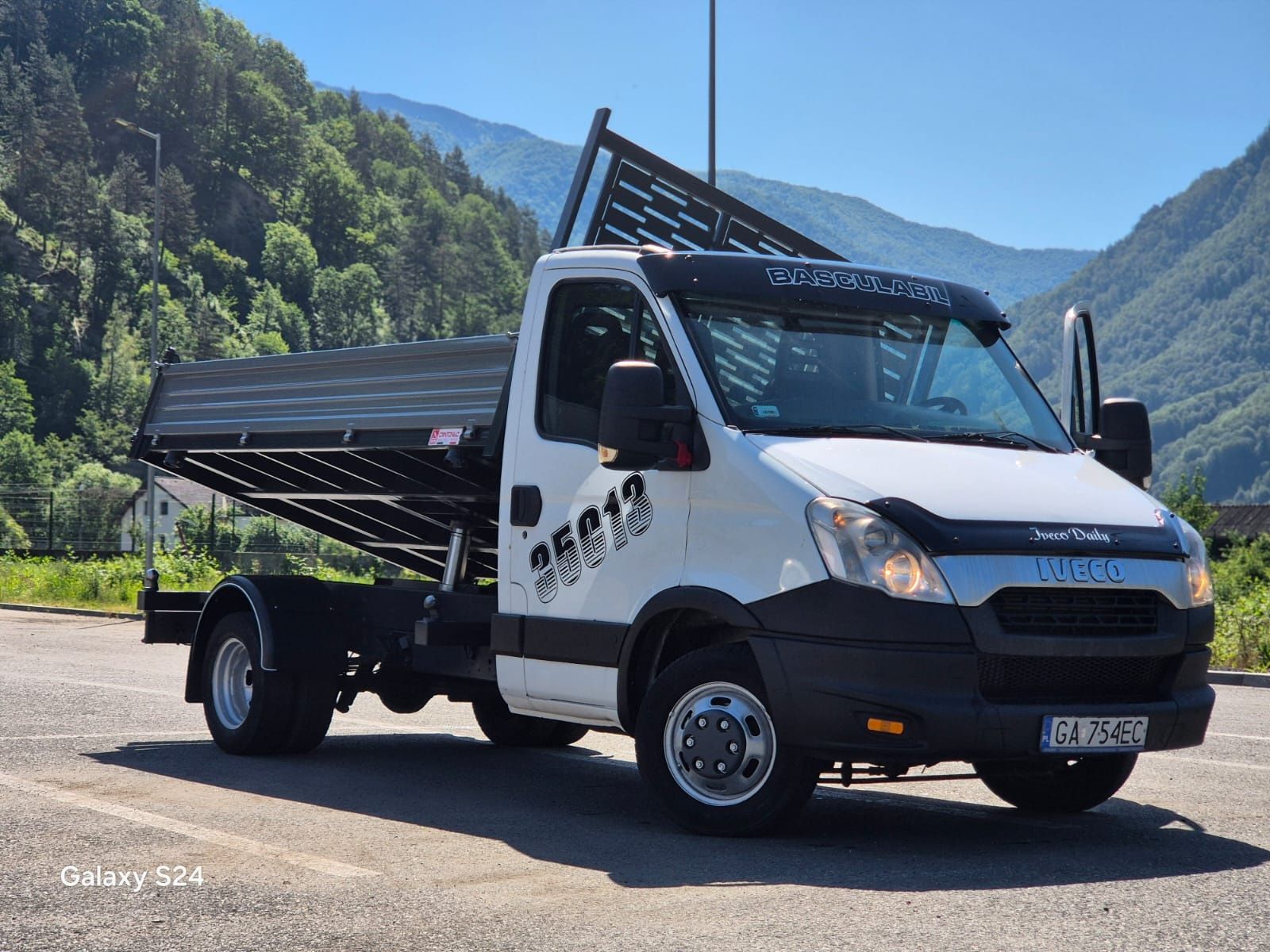 Iveco daily basculabil 
Mașina merge si arată f