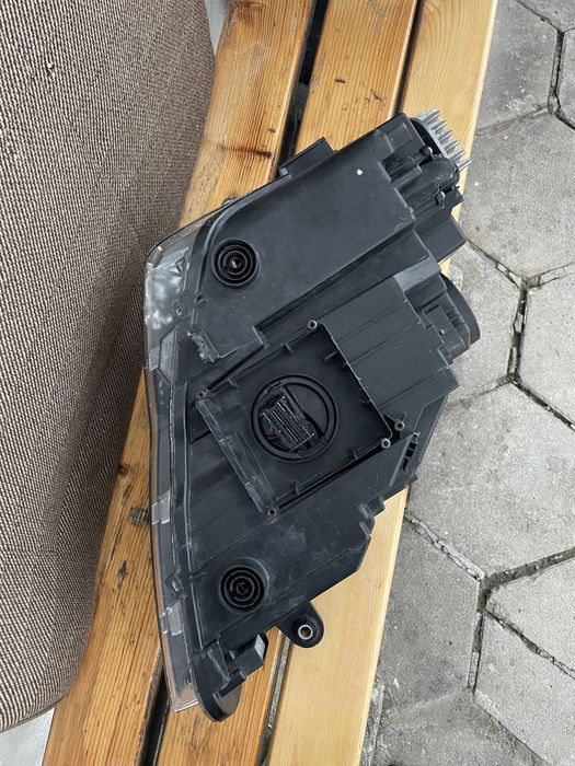 Оригинален ляв фар за Seat Ateca 2016-2020 в добро състояние