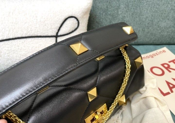 Geanta damă accesorii metalice aurii, saculet, etichetă