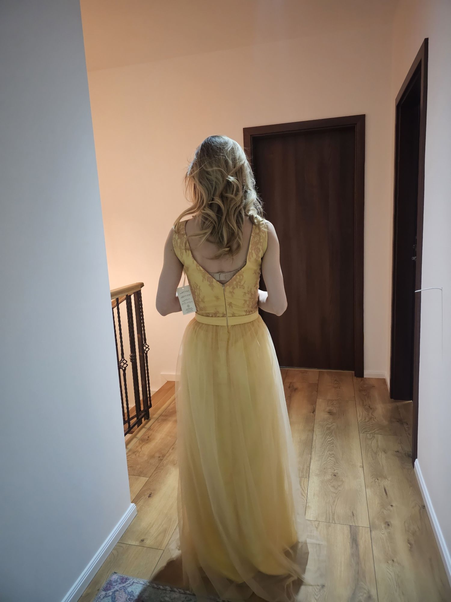 Model: Aurora

Descriere poetică:
Aurora este rochia care poartă lumin