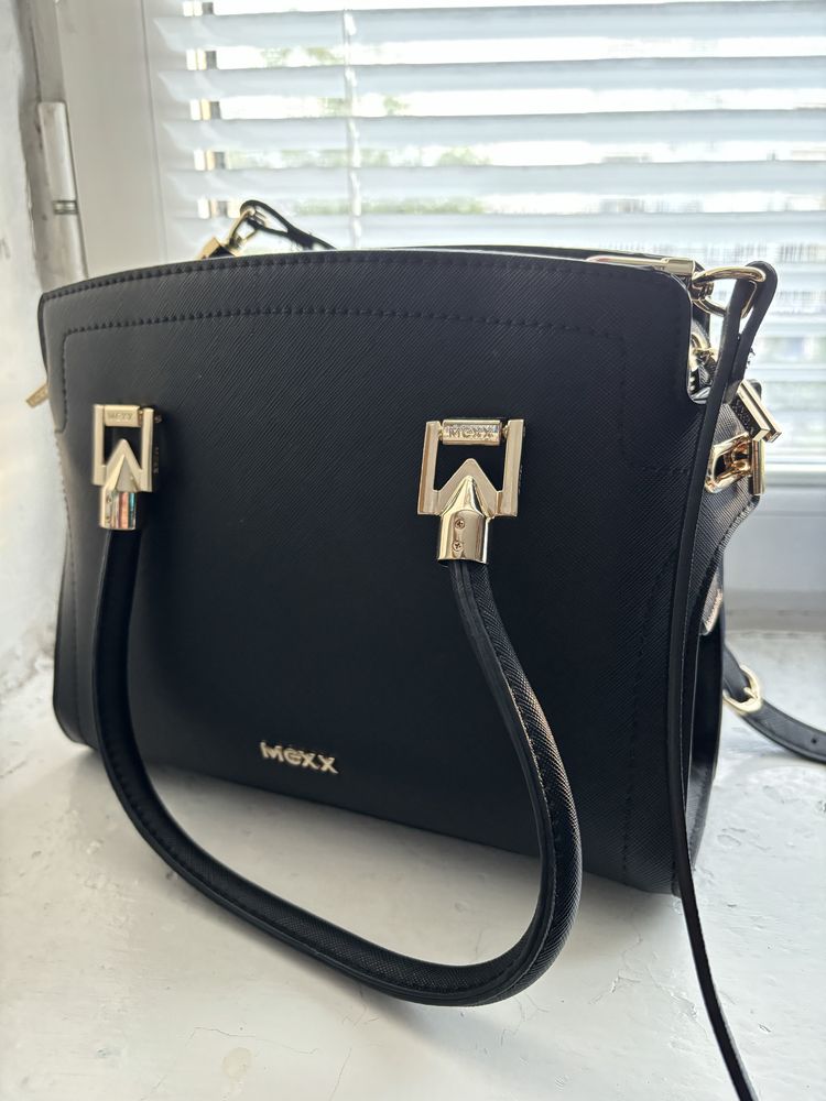 Дамска черна чанта MEXX
