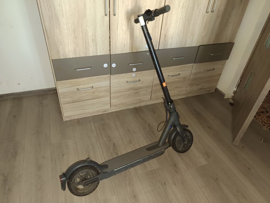 Vând trotineta Xiaomi mi 3