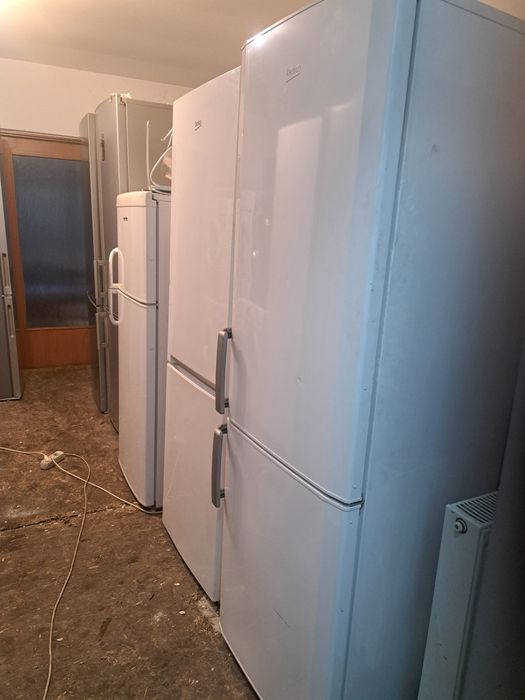 Vând frigider cu congelator mic