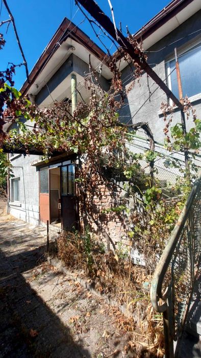 Къща с просторен двор, разположена в кв.Болярово,гр.Хасково