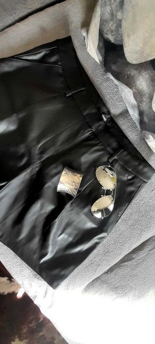 Pantaloni scurti imitatie piele dama - NOU