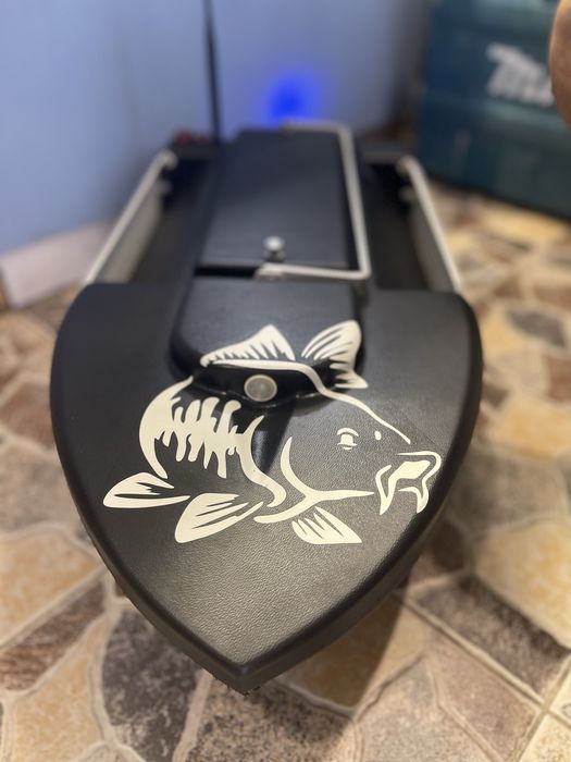 Лодка за захранка със сонар Lucky