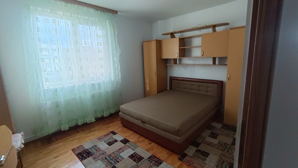 Proprietar inchiriez apartament cu 2 camere  in centru langa școala 3