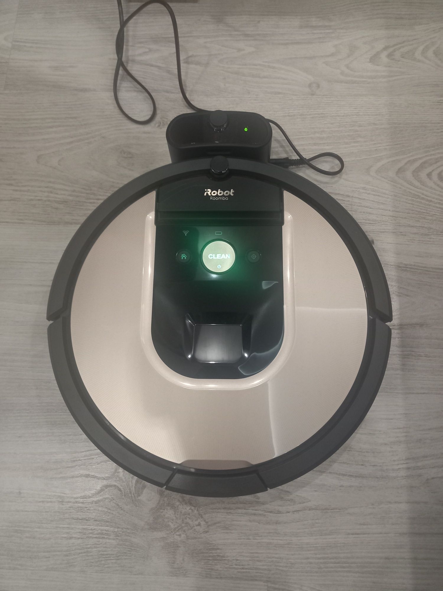 Продавам прахосмукачка IRobot roomba  модел 976