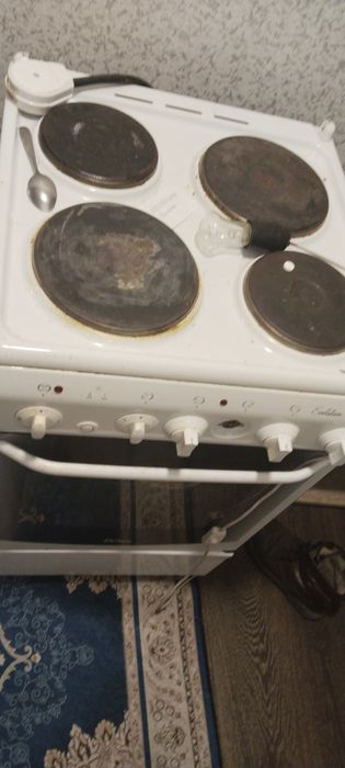Продам плиту. 4х комфортовый хорошо работает. Духовка не работает
