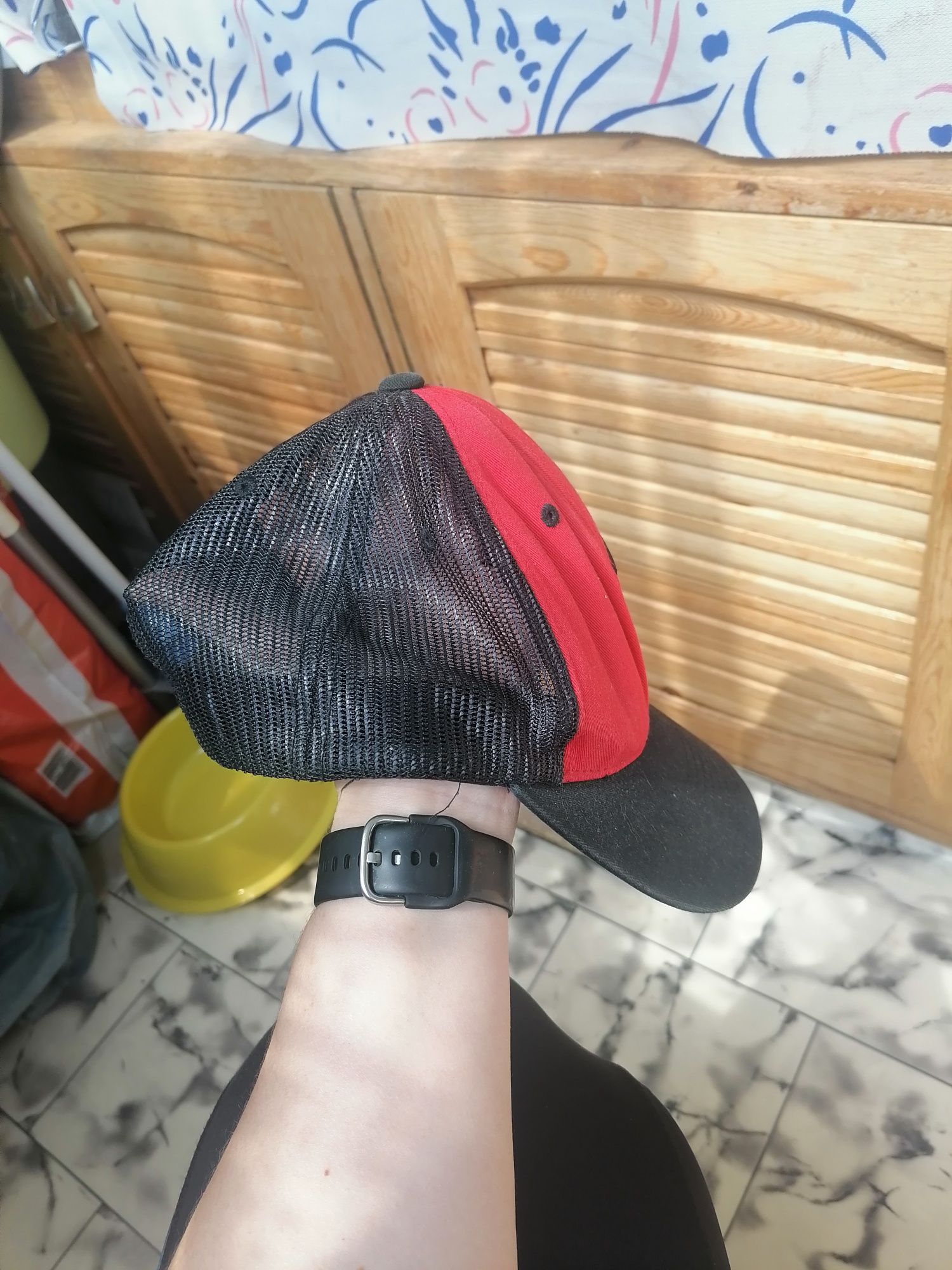 Черно и червено шапка
