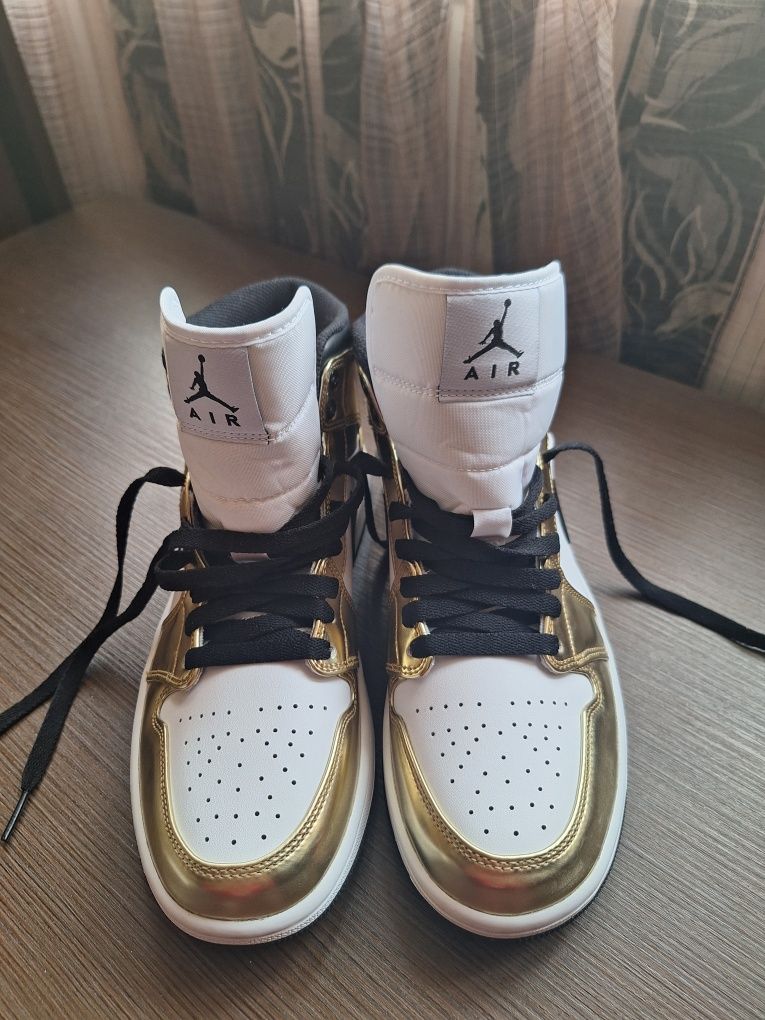 air jordan 1 mid white metallic gold