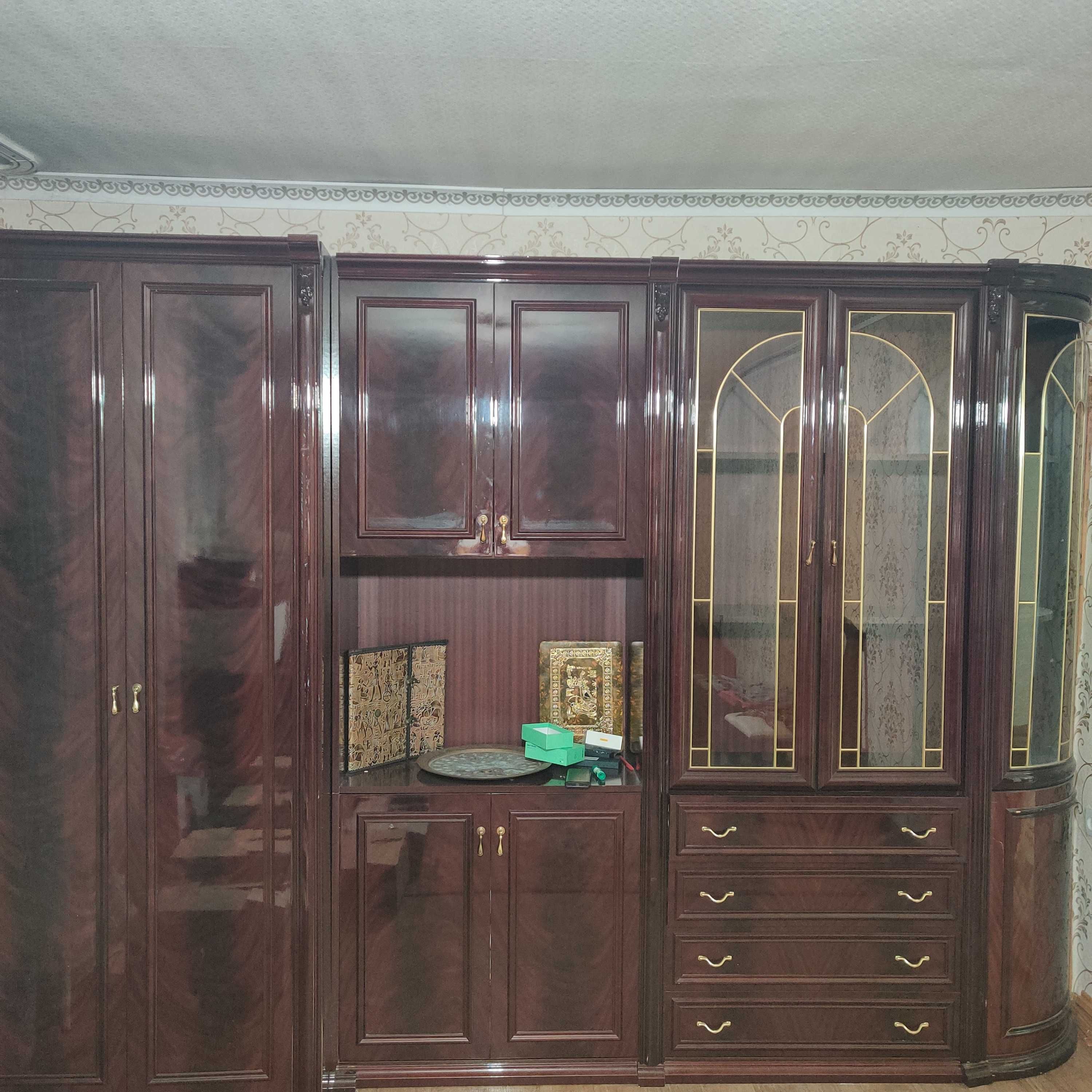 Стенка из дерева в гостиную