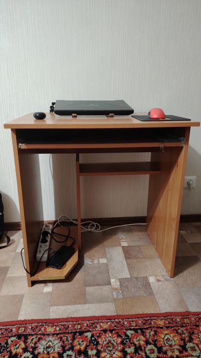 Продам  компьютерный  стол