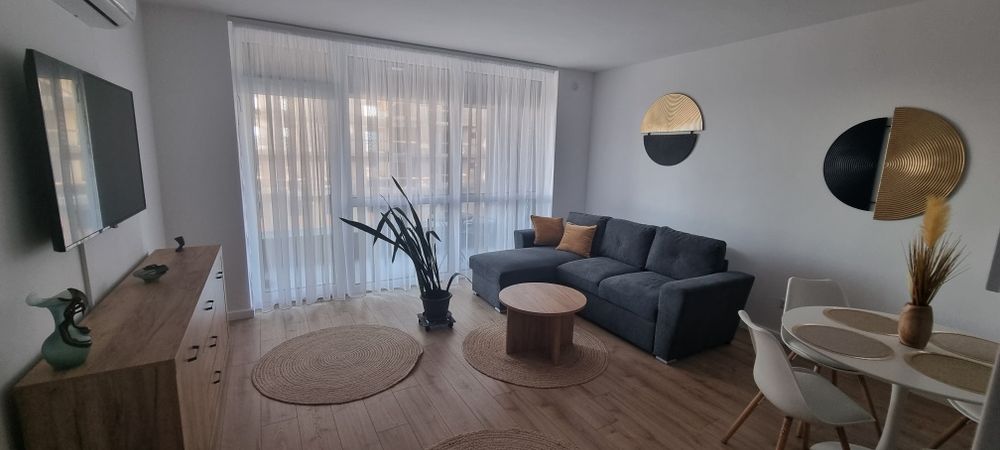 De închiriat apartament cu 2 camere la Shopping city cu loc de parcare