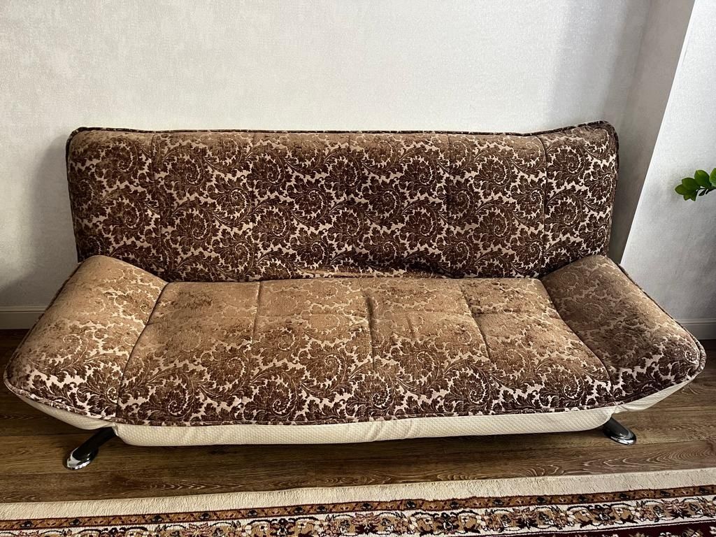 Продам диван раскладной. Размеры спального места: 190см*120см.