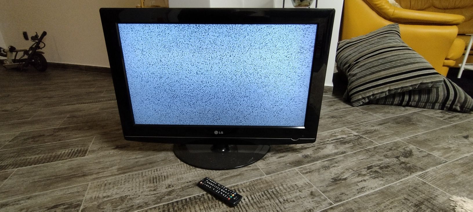 TV LCD lg de 80 cm ,funcționează ok și telecomanda