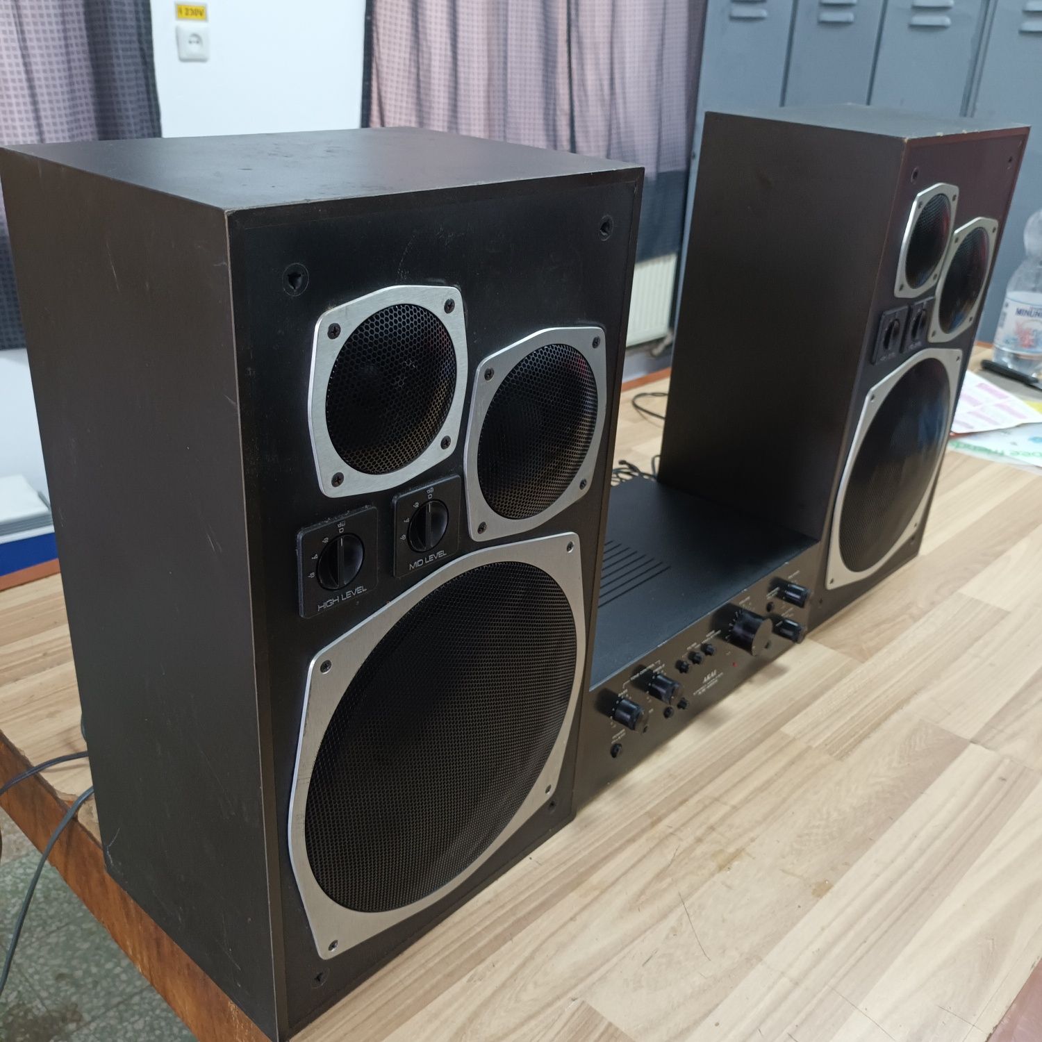 Boxe Universum și amplificator Akai