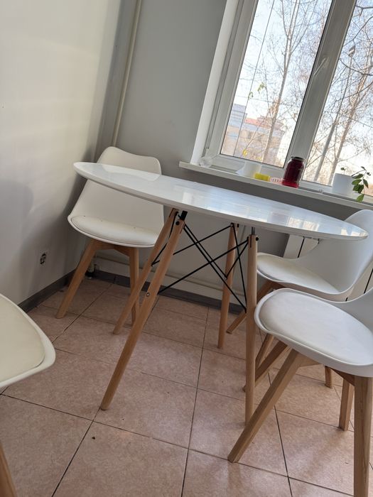 Стол со стульями