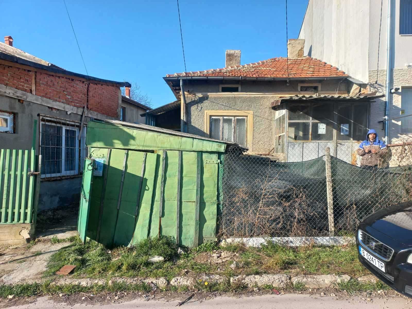 Продавам къща в идеален център с 4 стаи и два входа.