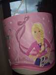Lustra Barbie ideal pentru camera fetitei tale