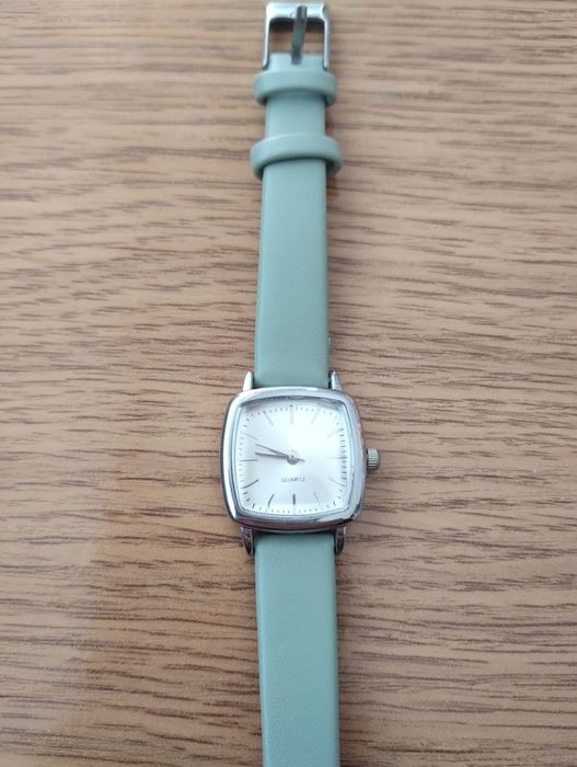 Часовник в цвят мента