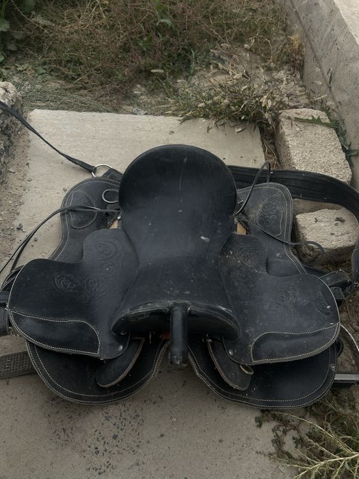 Седло для лошади в отличном состояний вообще не одевалась